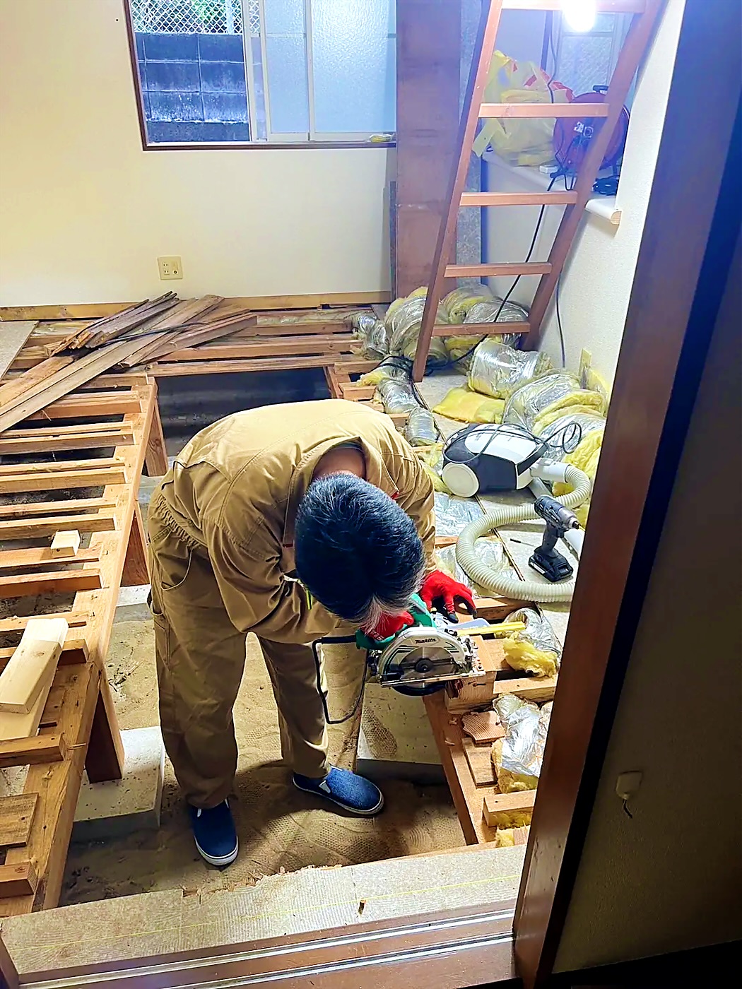 壁紙・床の内装作業の様子